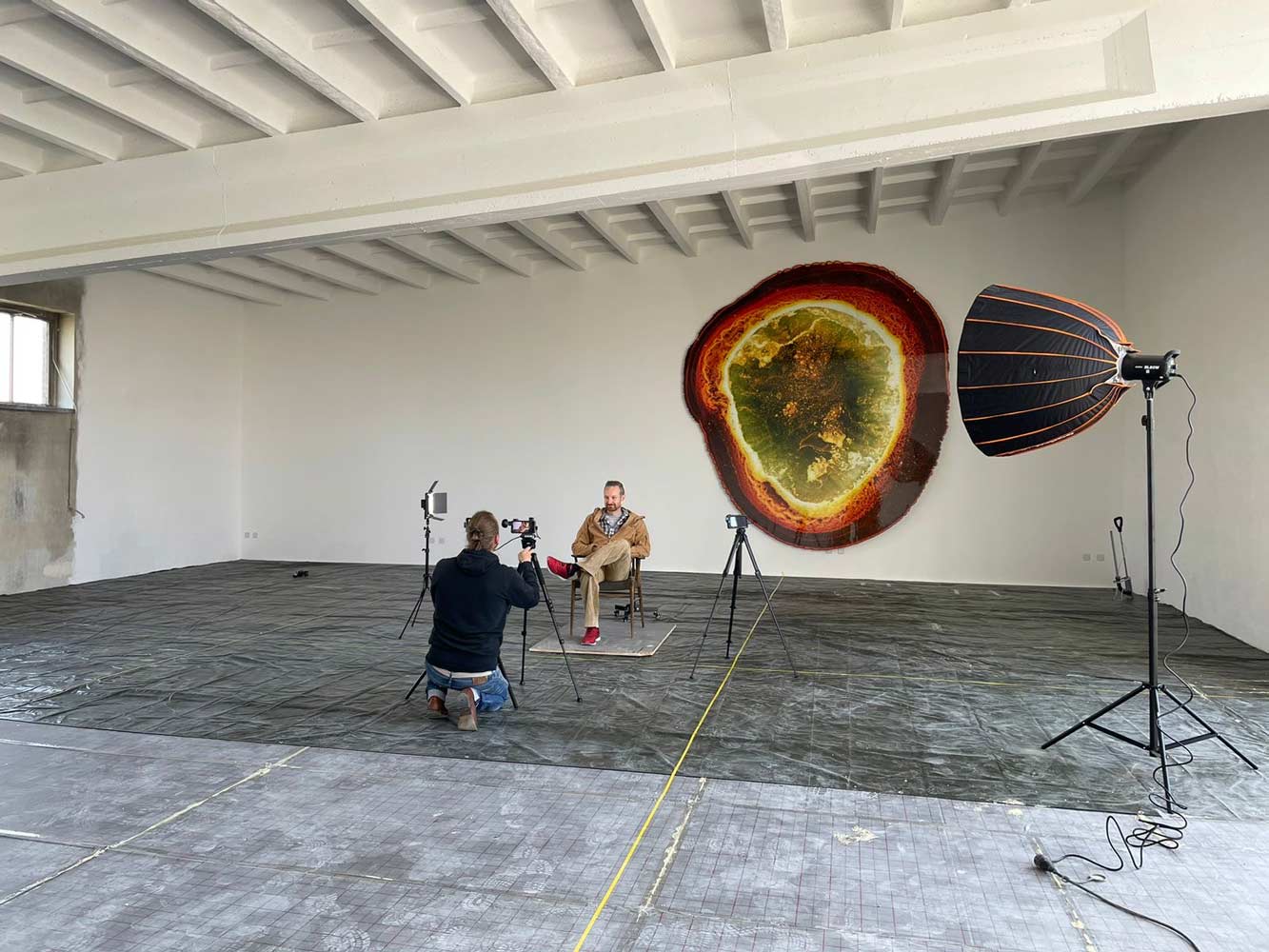 Interview in einem Kunststudio